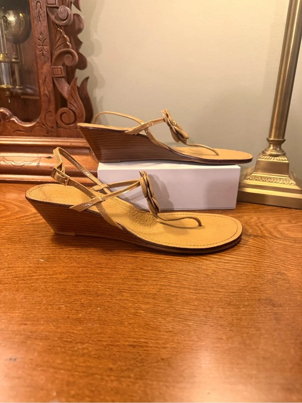 Tory Burch Shelby Flower Thong Wedge Sandals tan Leather gold Size 10.5 MSRP 328